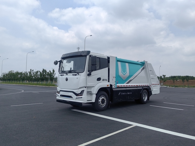 E garbage compactor truck 1.jpg