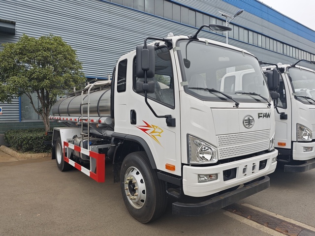 FAW 4x2 6.5m³ bulk milk tank truck 1.jpg