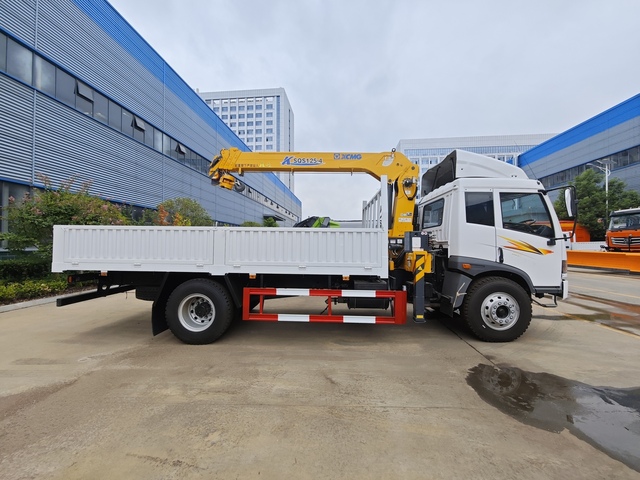 FAW 4x2 xcmg 5ton crane truck right.jpg