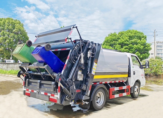 dongfeng TuYi 4x2 Garbage compactor truck working.jpg